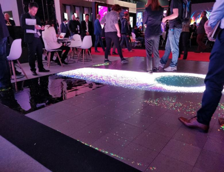 Светодиодный пол Polyled UW-P6-I.F.SMD.floor, внутри помещ/на улице, 5 мм, 100×100 пикс. 